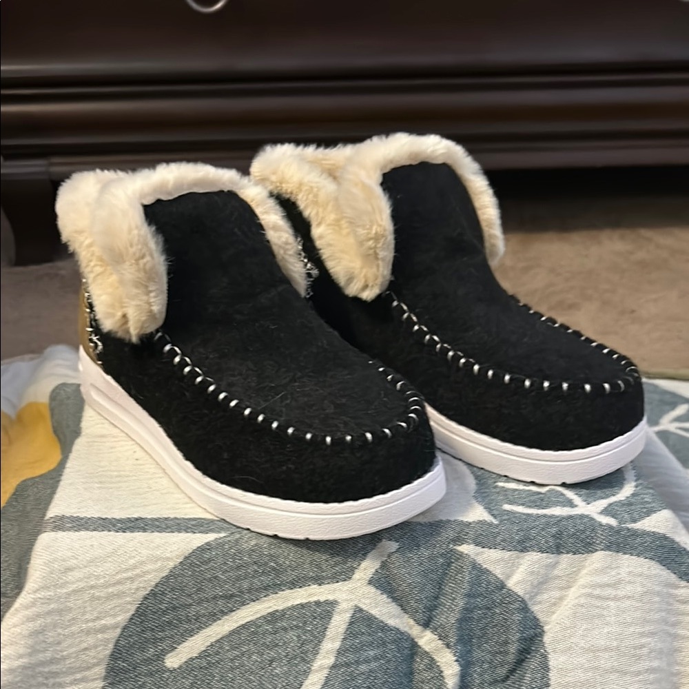 Cozy Black slip on boots with Faux Fur Lining